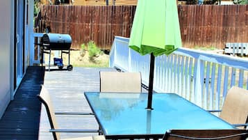 4 bedrooms, desk, iron/ironing board, Internet