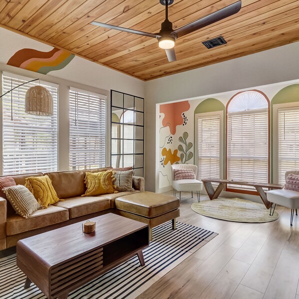 3 bedrooms, Internet - The Retro Retreat - Close to Downtown Fort Sam (San Antonio)