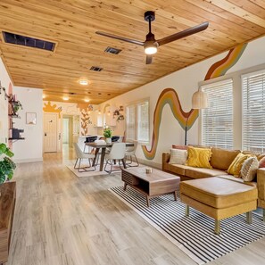 3 bedrooms, Internet - The Retro Retreat - Close to Downtown Fort Sam (San Antonio)