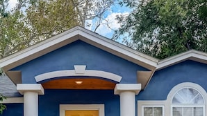 Una casa con puerta amarilla, un buzón y el número 536 en la pared.