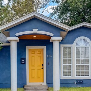 3 bedrooms, Internet - The Retro Retreat - Close to Downtown Fort Sam (San Antonio)