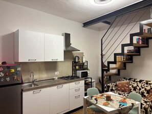 Réfrigérateur, micro-ondes, plaque de cuisson, lave-vaisselle