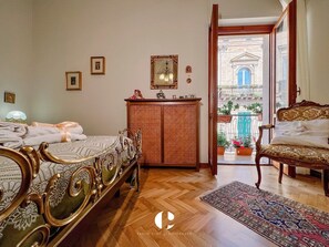 2 habitaciones, escritorio y tabla de planchar con plancha 