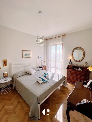 2 bedrooms, desk, iron/ironing board, travel crib