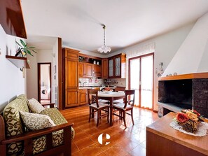 Smart TV, chimenea y libros 