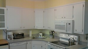 Coffee/tea maker, fridge, microwave, oven - WINTER RENTAL - Single Family House Sleeps 8 (Ocean City)