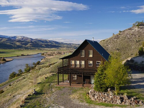 Elk Cabin: Epic Views of the Yellowstone River