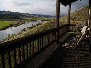 Property grounds - Elk Cabin: Epic Views of the Yellowstone River (Emigrant)