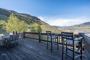 Outdoor dining - Elk Cabin: Epic Views of the Yellowstone River (Emigrant)