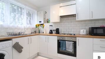 Casa | Cocina privada | Refrigerador, microondas, horno y parrilla de estufa