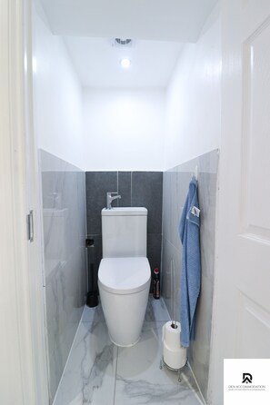 House | Bathroom | Shower, hair dryer, towels - 3-bed House in London Near the O2 Arena & Excel (London)