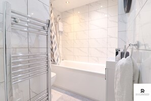 Hus | Bad | Dusj, hårføner og håndklær
