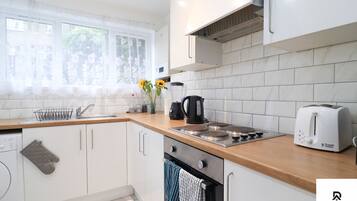 House | Private kitchen | Fridge, microwave, oven, stovetop