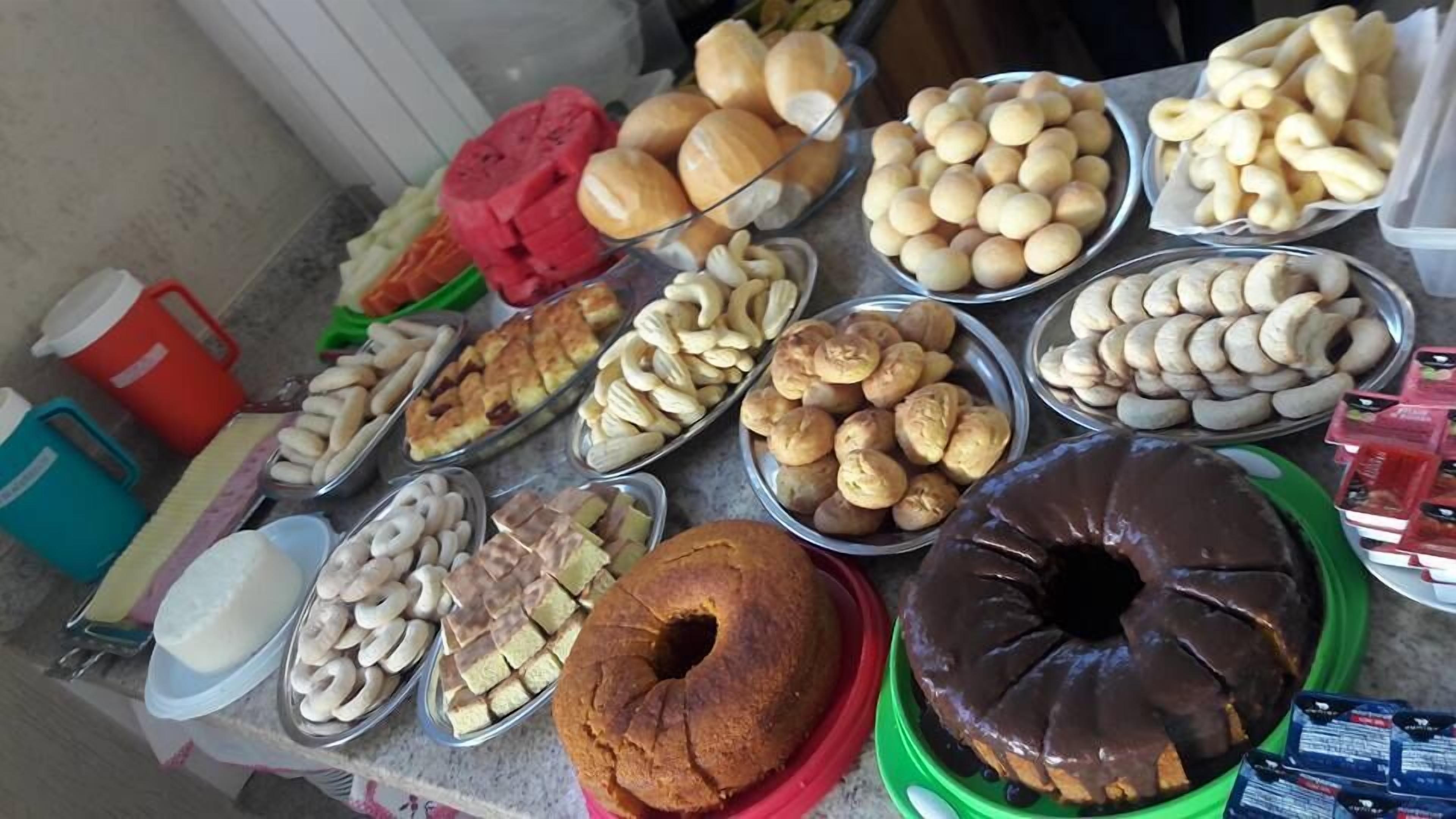 Une variété de produits de boulangerie, notamment du pain, des pâtisseries et un gâteau au chocolat, sont présentés sur une table.