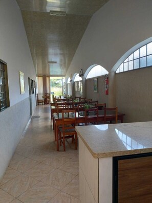 19–tuumainen LED-televisio, jossa digitaalikanavat