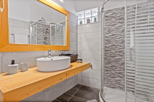 Dusche, Haartrockner, Handtücher, Seife