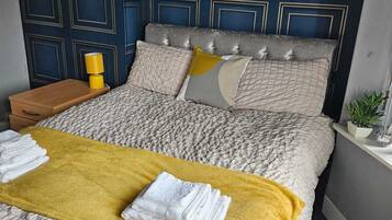 3 habitaciones, escritorio y tabla de planchar con plancha