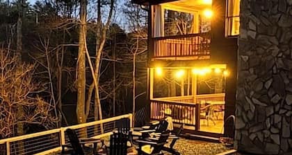 Ellijays Whiskey Cheeks: 4 BR Cozy Cabin, Super Fun Kids Playground & Hot Tub