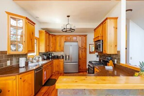 4 bedrooms, desk, iron/ironing board, Internet