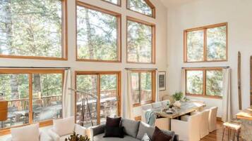 House | 4 bilik tidur, meja, seterika/papan seterika, Internet