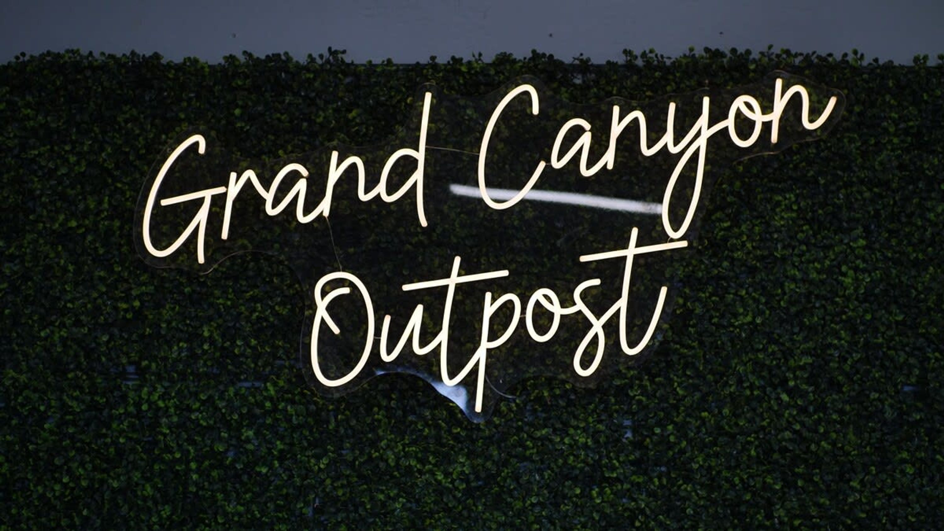 Un letrero con el texto 'Grand Canyon Outpost'.