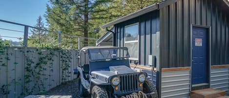 4 bedrooms, desk, Internet