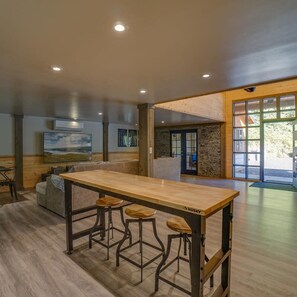 4 bedrooms, desk, Internet - Jurassic Themed Adventure 4BR Home With Hot Tub (Washougal)