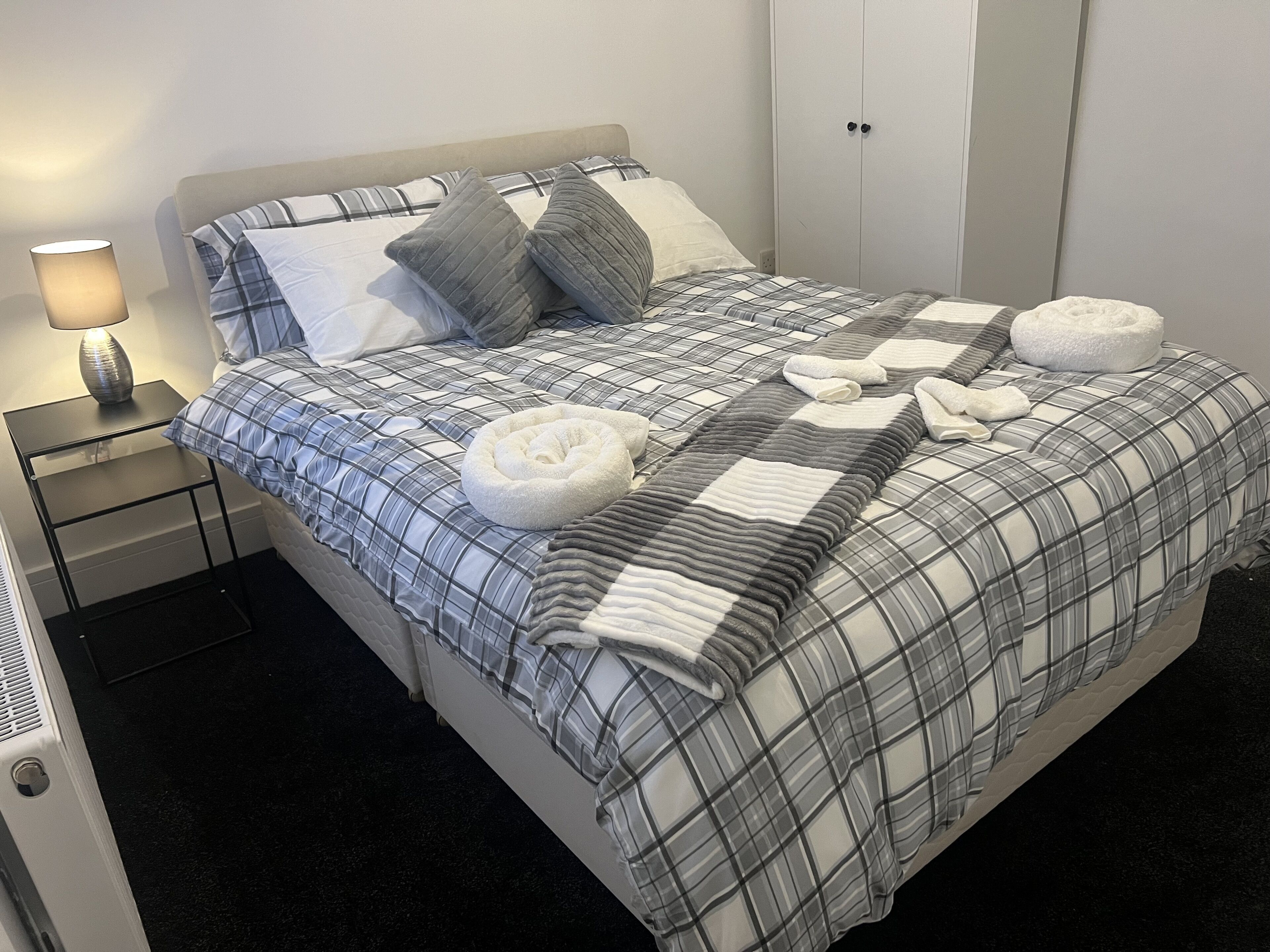 4 bedrooms, iron/ironing board, WiFi, bed sheets