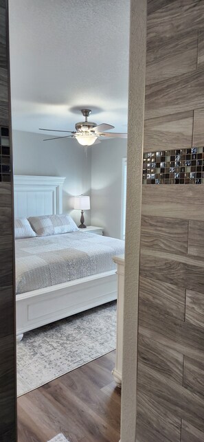 3 habitaciones, tabla de planchar con plancha y cuna de viaje