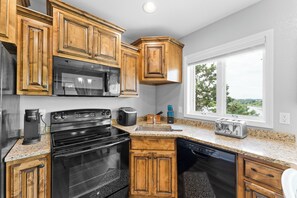 Geladeira, micro-ondas, fogão, cooktop