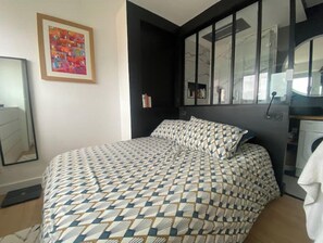 1 dormitorio, tabla de planchar con plancha, wifi y ropa de cama