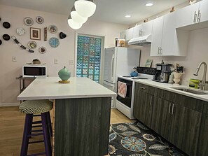 Microwave, oven, stovetop, dishwasher - Edwards Hemingway Hideaway (Dayton)