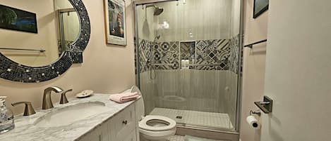 Een douche, een haardroger, handdoeken, zeep