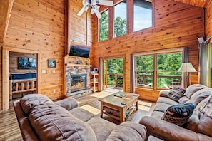 Smart TV, fireplace, DVD player, books - Hot tub|Fireplace|FastWiFi|Convenient|Pet Friendly (Pigeon Forge)