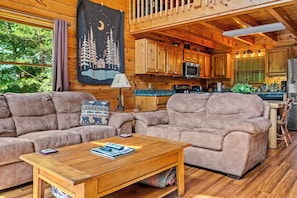 Smart TV, fireplace, DVD player, books - Hot tub|Fireplace|FastWiFi|Convenient|Pet Friendly (Pigeon Forge)