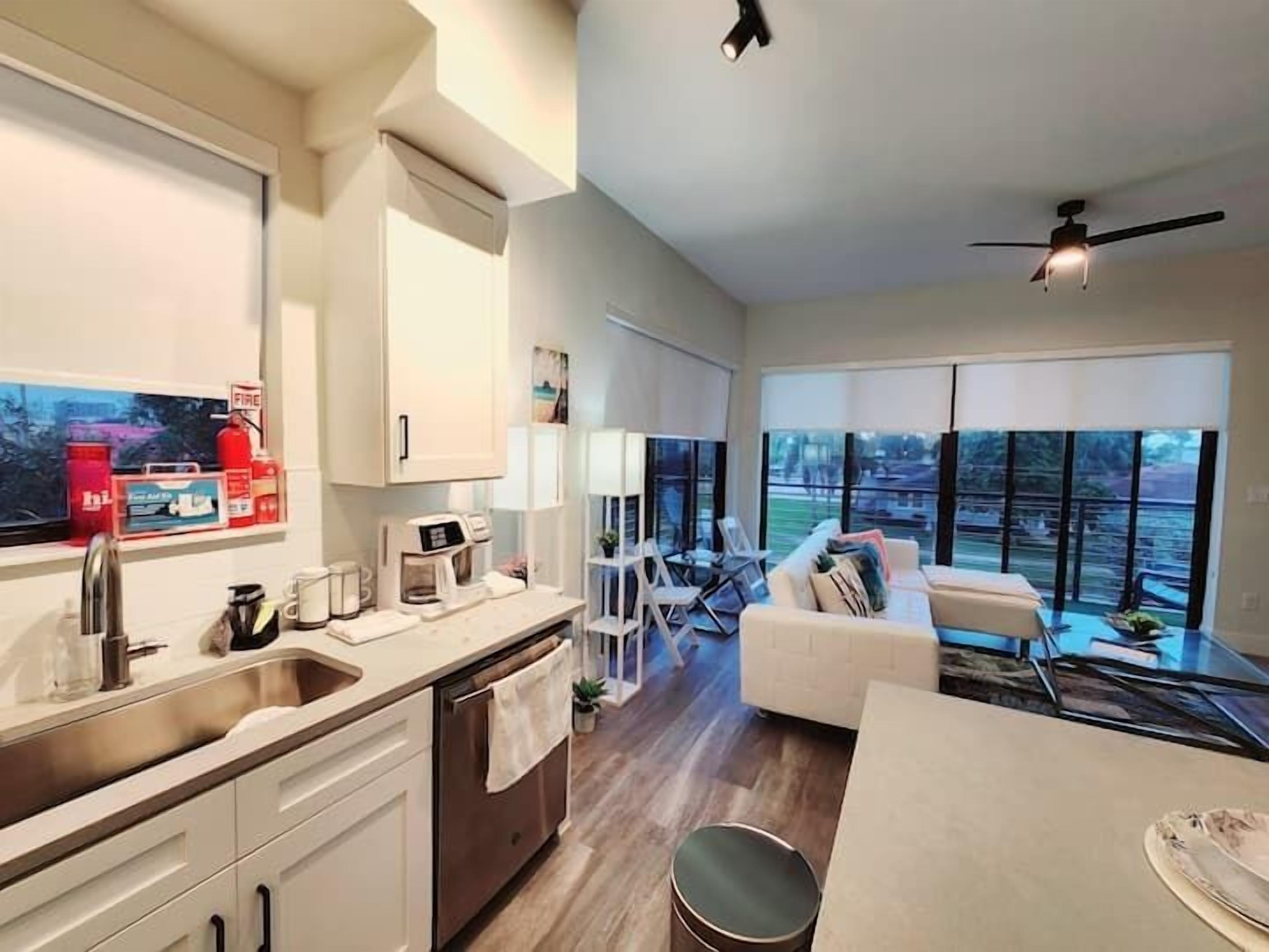 Una cocina moderna con un ventanal grande, un comedor con vistas y un ventilador de techo.