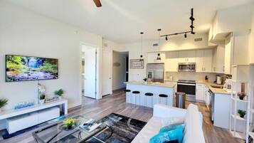 Luxury-Apartment | Wohnbereich | Flachbildfernseher, Netflix, Hulu, Streaming-Dienste