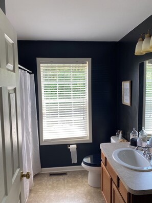 Sèche-cheveux, serviettes fournies, savon, shampoing