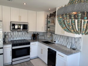 冷蔵庫、電子レンジ、オーブン、コンロ