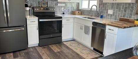 Refrigerador, microondas, horno y parrilla de estufa