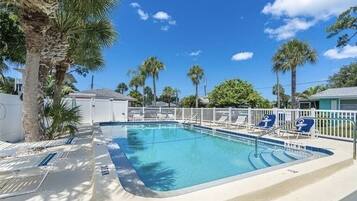 Een buitenzwembad en een verwarmd zwembad