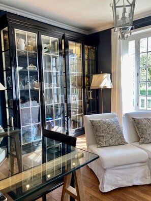 Télévision, livres, chaîne hi-fi