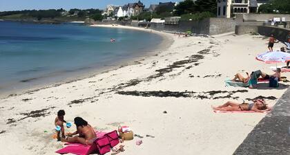 Maison de bord de mer, avec joli jardin clos de murs, 4min Ă pied de la plage !