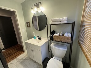 Haartrockner, Handtücher, Seife, Shampoo