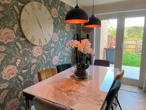 Dining - Contractor 3 Bed House Bedford Parking Wifi (Bedford)