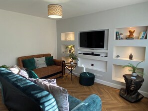 TV, books - Contractor 3 Bed House Bedford Parking Wifi (Bedford)