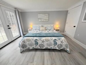 1 soverom, skrivebord, strykejern/-brett og reiseseng for barn