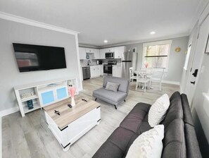 Smart TV, books - Cozy Cottage - King Bed - Close to Beaches - Dog Friendly - Firepit -  Backporch (Freeport)