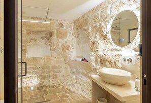 Secadora de cabello, toallas, jabón, papel de baño 