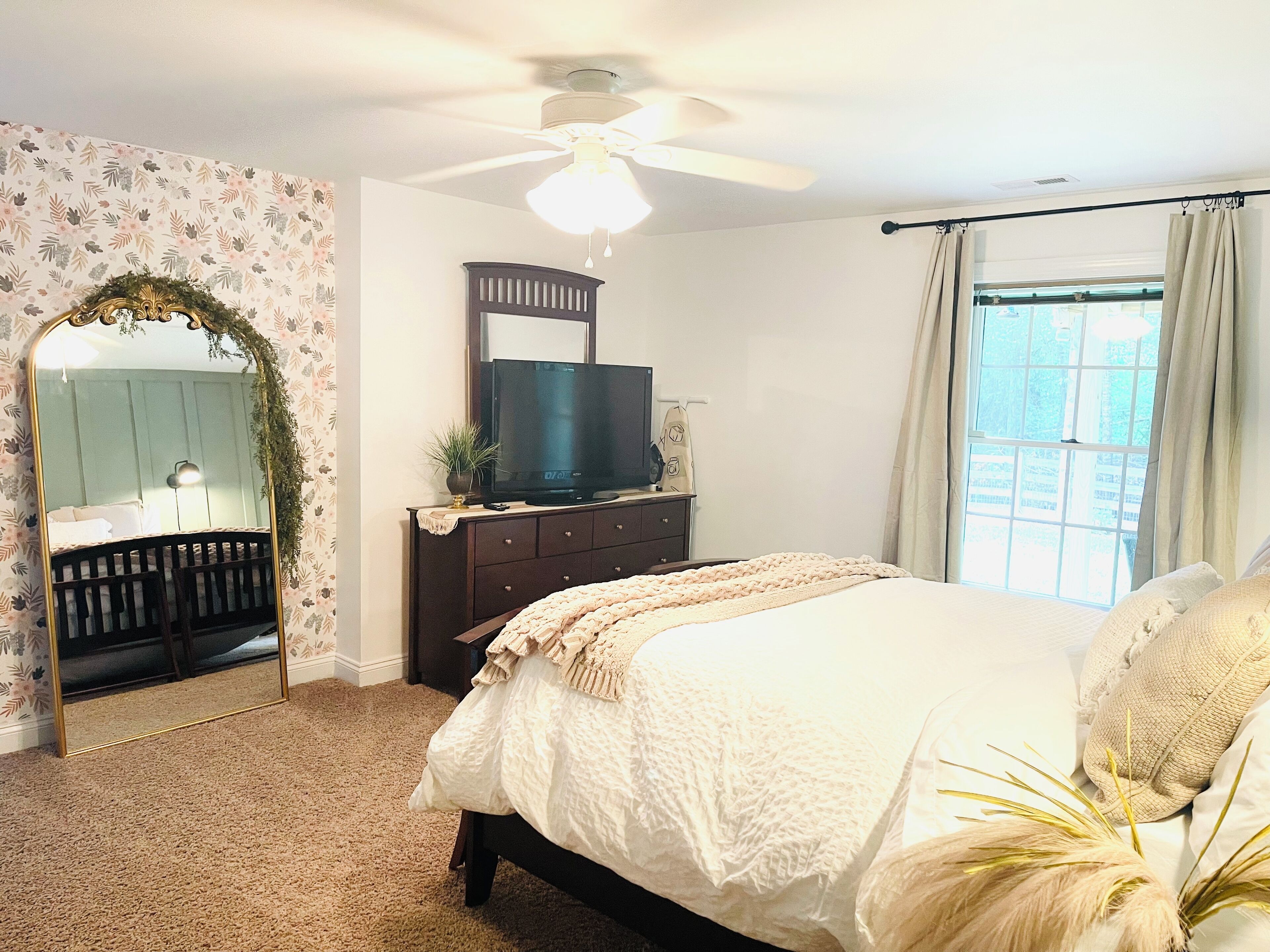 1 quarto, escrivaninha, ferros/tábuas de passar roupa, Wi-Fi de cortesia